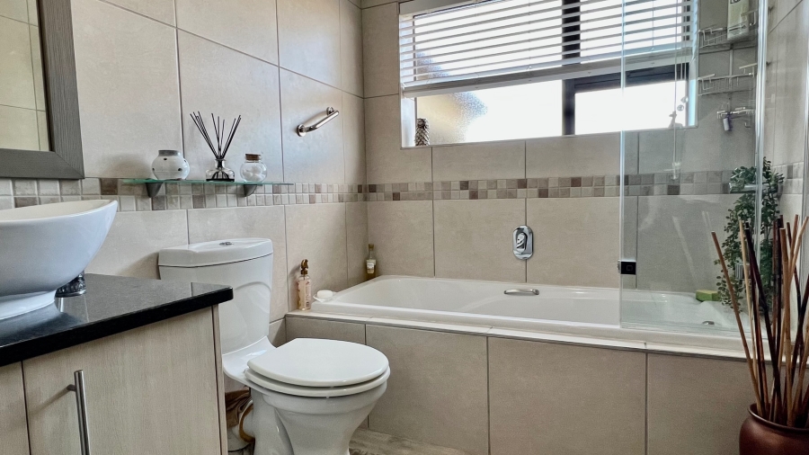 3 Bedroom Property for Sale in Earls Court Lifestyle Estate Western Cape